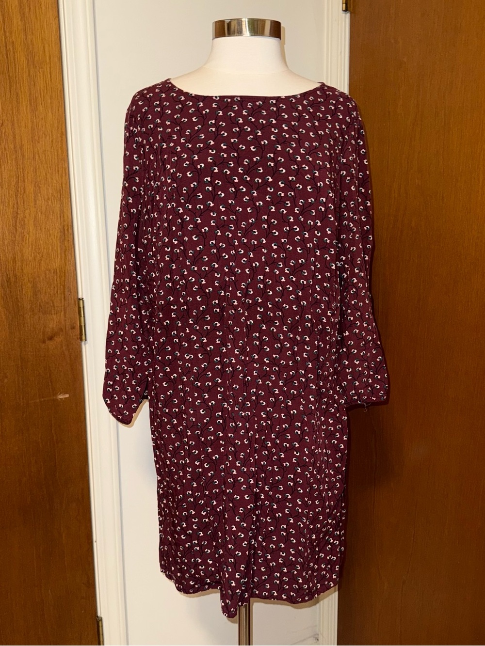 🐠 Old Navy Burgundy Long-Sleeve Printed Shift Dress